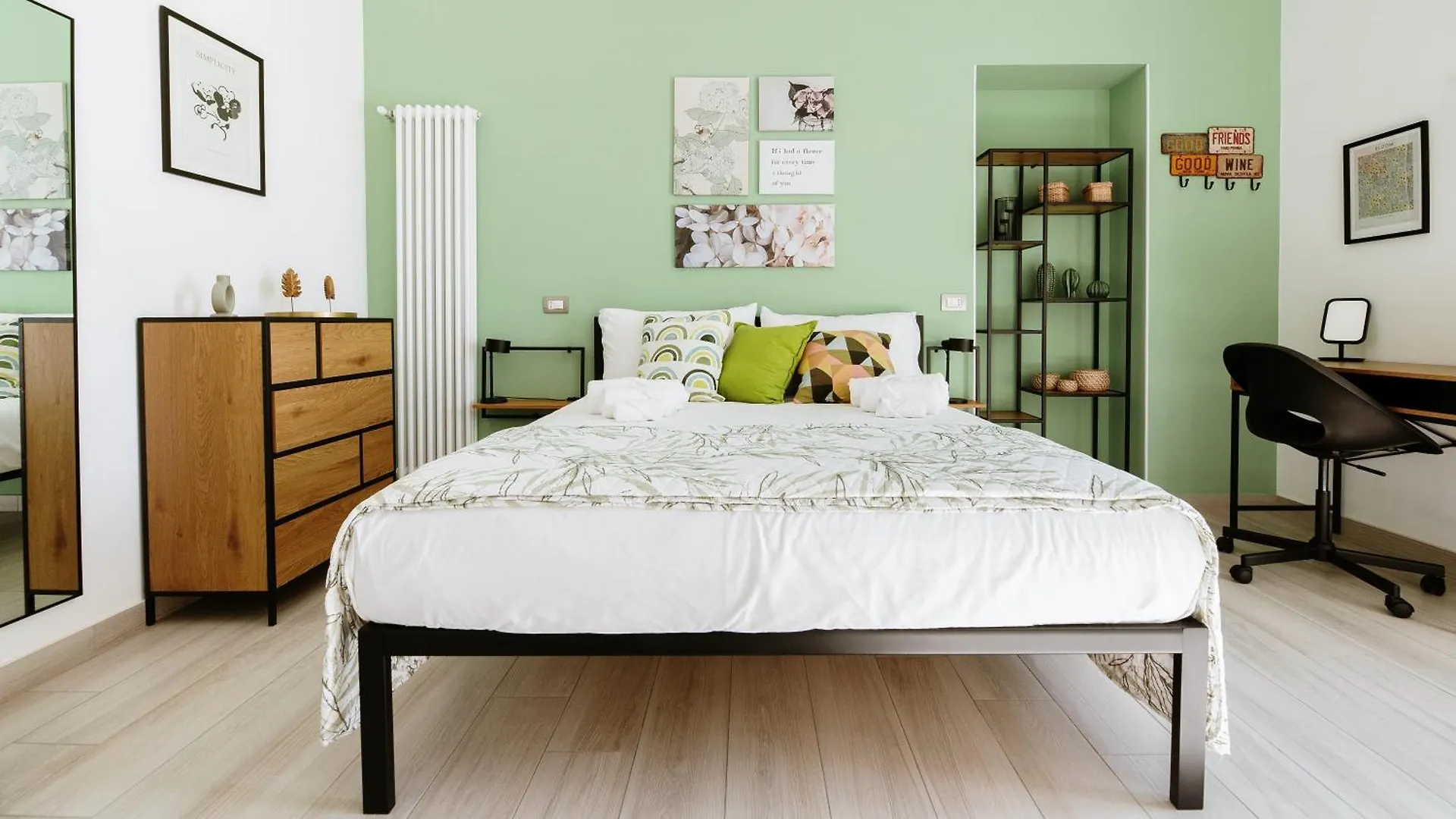 Botanic Apartments - Rooms Naples 0*,  Italy