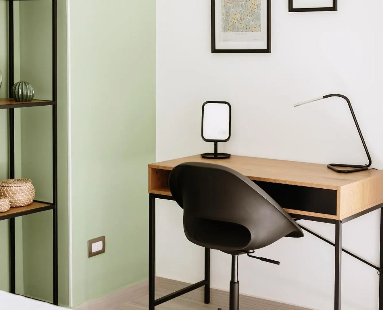 Botanic Apartments - Rooms Naples 0*,  Italy